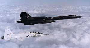 SR-71A в сопровождении T-38